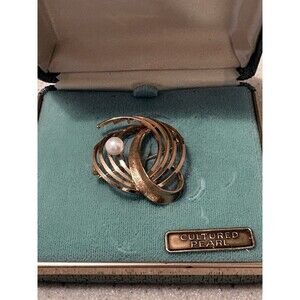 Van Dell 12K Gold Filled Cultured Pearl Floral Circular Brooch Pin Vintage